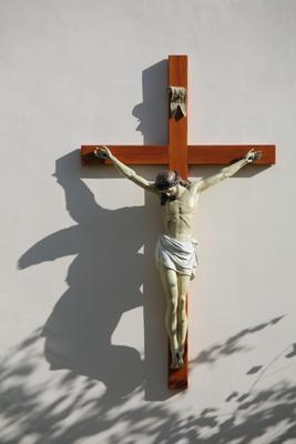 Kruzifix mit Schatten od Peter Wienerroither