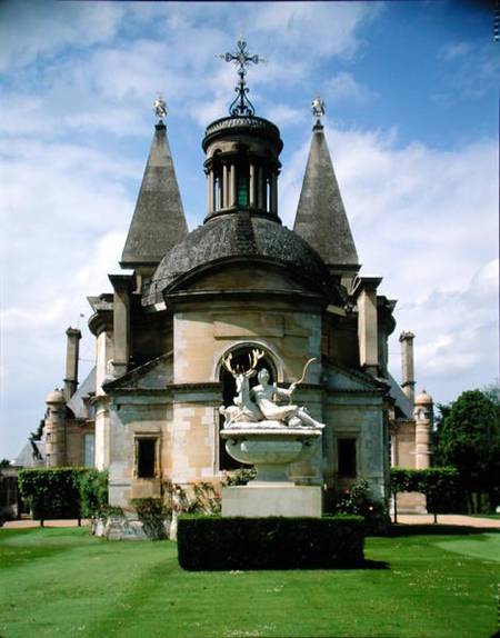 Exterior view of the chapel with sculpture of Diana the Huntress in front (photo) od Philibert Delorme