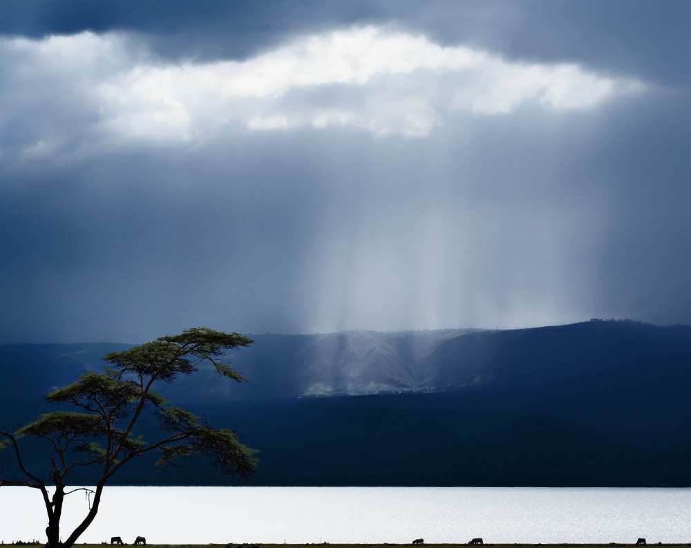 Clouds over lake Naivasha od Piet Flour
