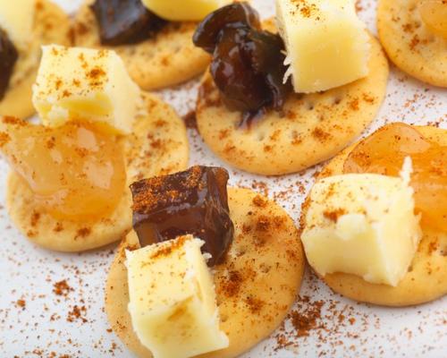 cheese snacks with paprika od Quentin Bargate