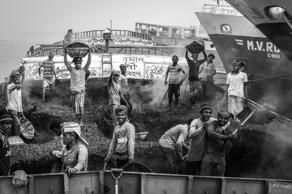 Coal boat with labourers od Radana Kucharova
