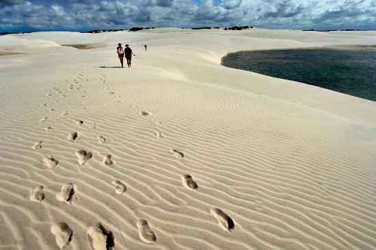 Touristen erkunden Wüstenlandschaft in Brasilien od Ralf Hirschberger