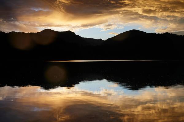 Abendrot mit Wolkenstimmung und Bergsilhouette am Almsee od Robert Kalb