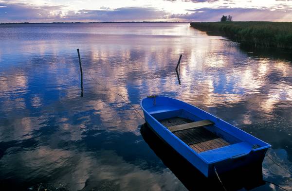 Blaues Boot am Seeufer mit Wolkenstimmung od Robert Kalb