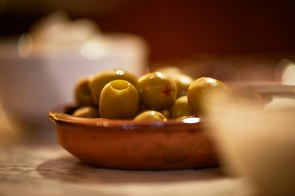 Drei Schalen mit Oliven auf einem Esstisch od Robert Kalb