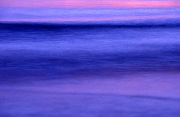 Farbenspiel einer unscharfen Welle im Meer od Robert Kalb