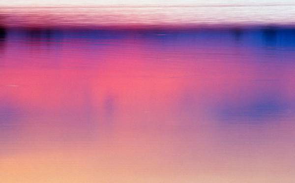 Farbenspiel im Wasser durch einen Sonnenuntergang am Rauchwarter See od Robert Kalb