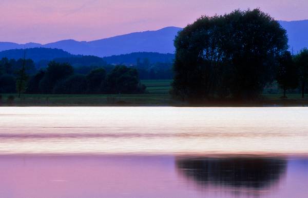 Farbenspiel im Wasser (von blau bis rosarot) durch einen Sonnenuntergang od Robert Kalb