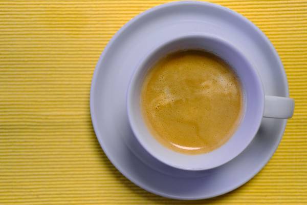 Kaffeetasse mit Kaffee auf gelbem Untergrund od Robert Kalb