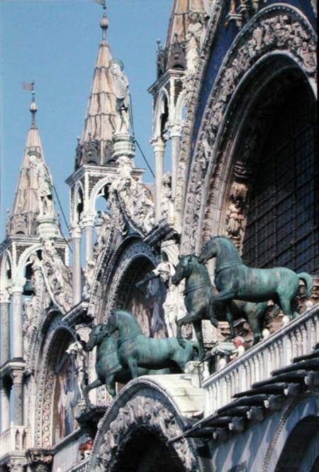 Replicas of The Four Horses above the main door of the facade (photo) od Roman