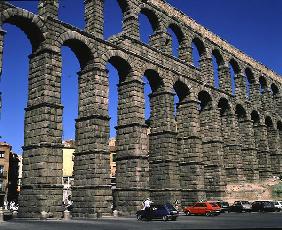 View of the Roman aqueduct (photo) 