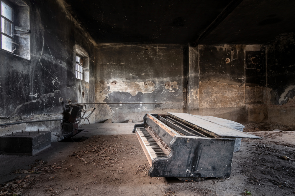 Piano in Burned Garage od Roman Robroek