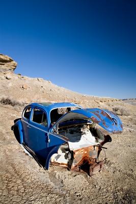 abandoned blue car od Sascha Burkard