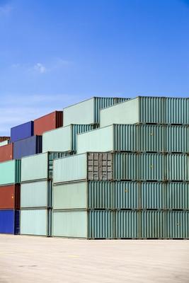 shipping containers against blue sky od Sascha Burkard