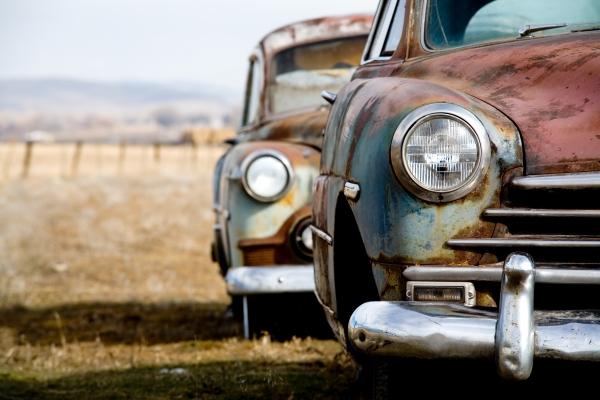 vintage cars abandoned in rural Wyoming od Sascha Burkard