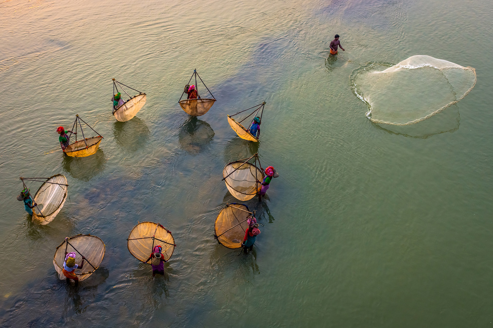 Fisher Women Catching Fishes od Saurabh Sirohiya