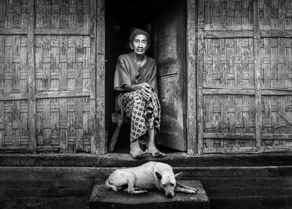 Old lady, her old dog and her old house od Sebastian Kisworo