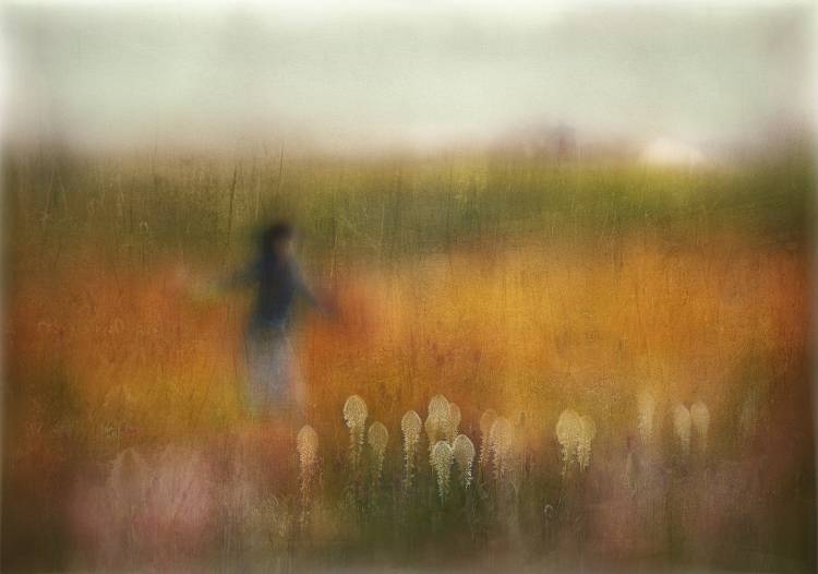 A Girl and Bear grass od Shenshen Dou