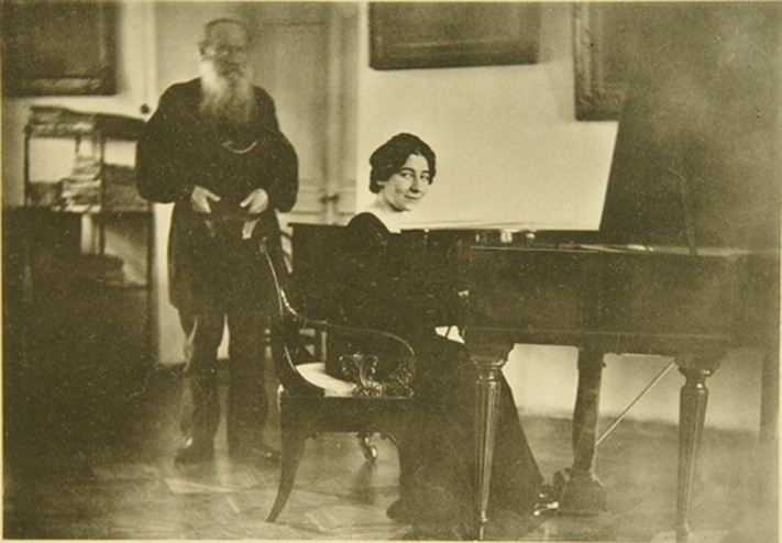 Leo Tolstoy with the harpsichordist Wanda Landowska (1879-1959) od Sophia Andreevna Tolstaya