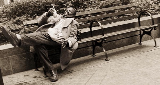 Drunk man on a park bench od Stephen  Spiller