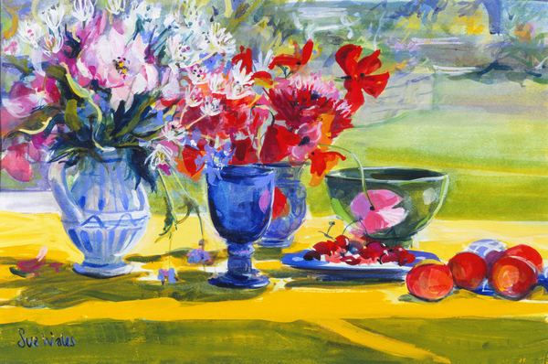 Midsummer flowers on garden table od Sue Wales