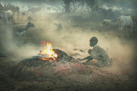 MUNDARI-SOUTH SUDAN Boy and his fire