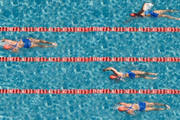 Schwimmwettkampf aus Vogelperspektive od Thomas Lammeyer