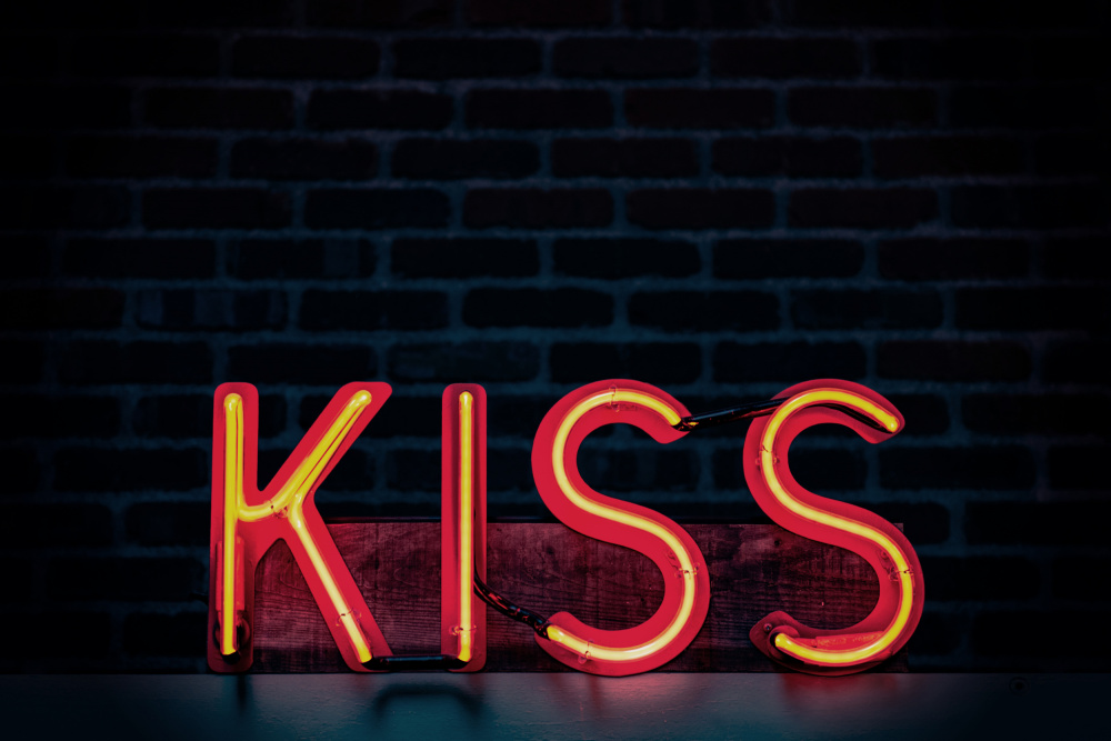 Kiss in Neon od Tim Mossholder