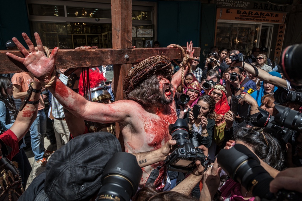 Crucifixion Paparazzi od Tomer Eliash