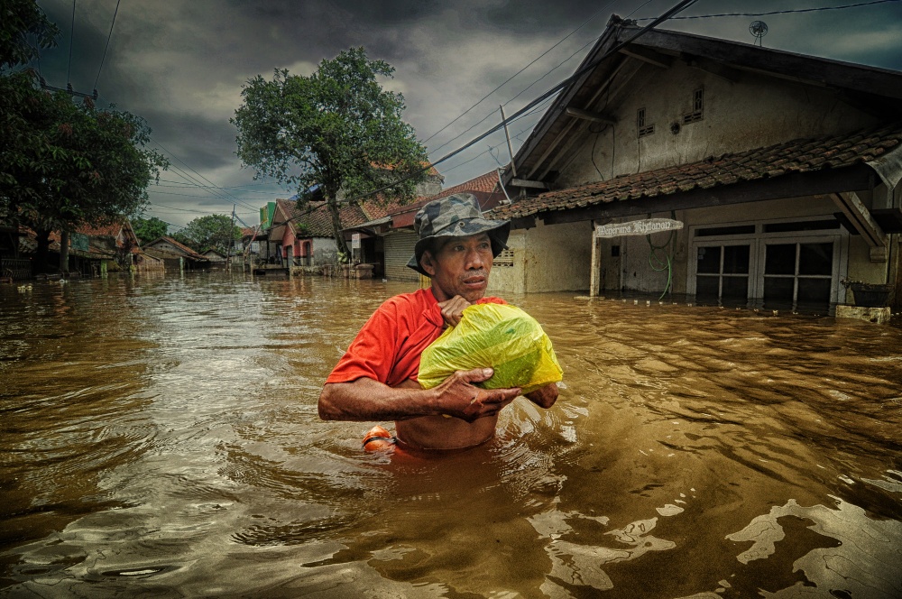 in the middle of the flood od Ujang Ubed