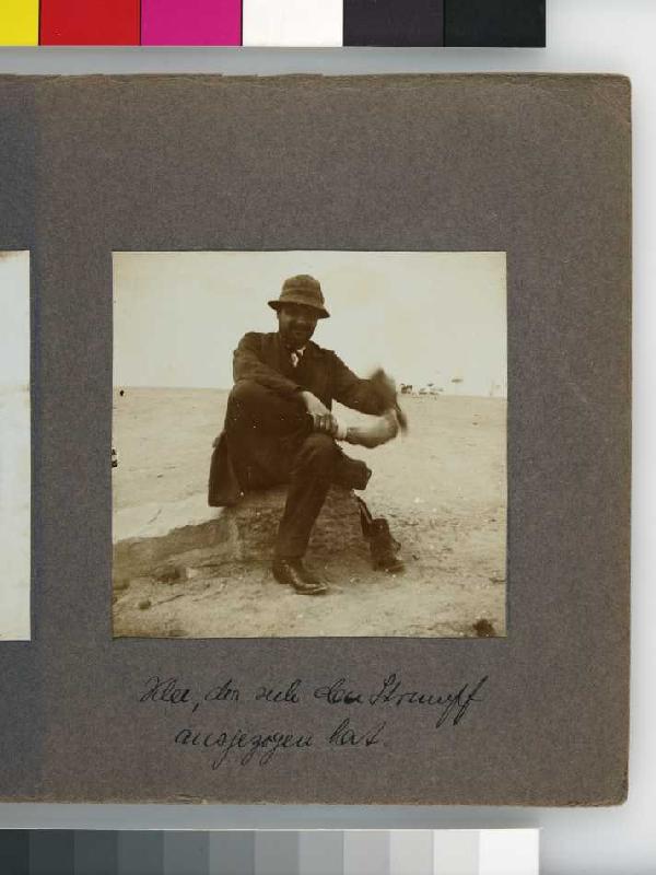 Fotoalbum Tunisreise, 1914. Blatt 6, Vorderseite rechts: beschriftet "Klee, der sich den Strumpf aus od Unbekannter Künstler