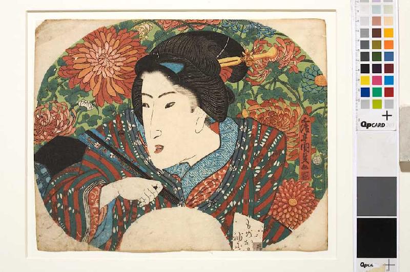Porträt einer Dame mit geschlossenem Fächer vor Chrysanthemen od Utagawa Kunisada