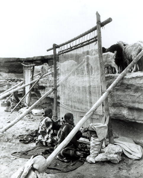 Navajo weavers, c.1914 (b/w photo)  od William J. Carpenter