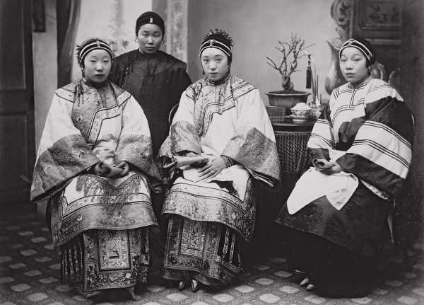 Chinese Women, c.1880 (albumen print)  od William Saunders