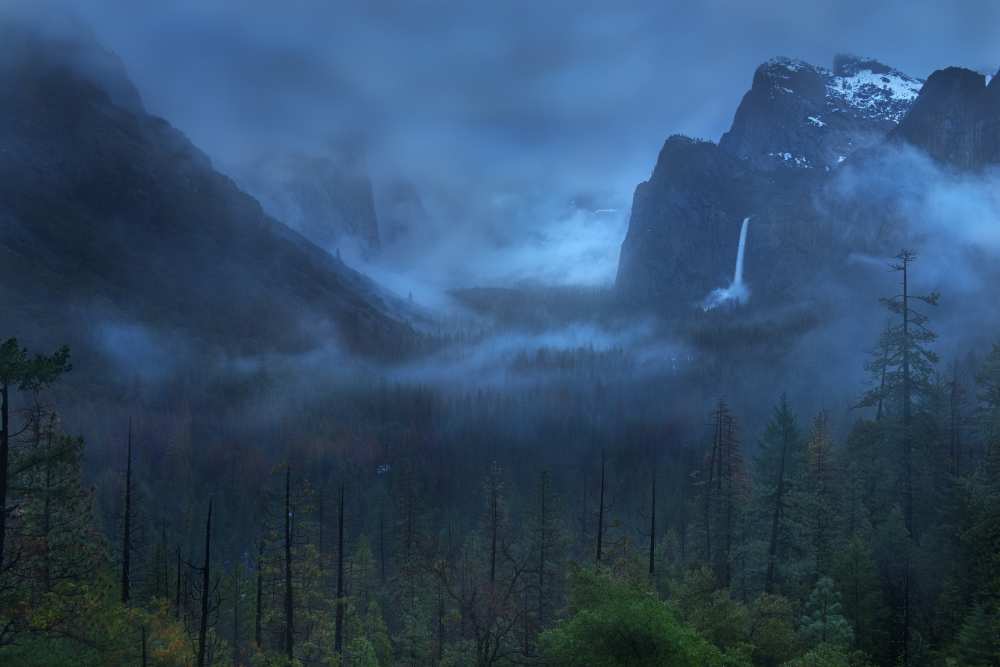 Gloomy Mountain od Yan Zhang