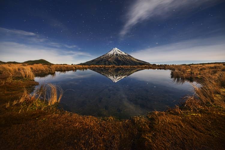 Mount Taranaki under Moonlight od Yan Zhang