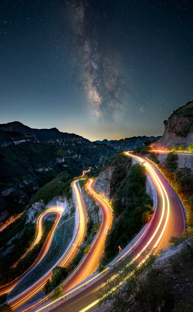 A mountain road under the Milky way od Yuan Cui
