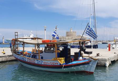 Fischerboot im Yachthafen von Rhodos